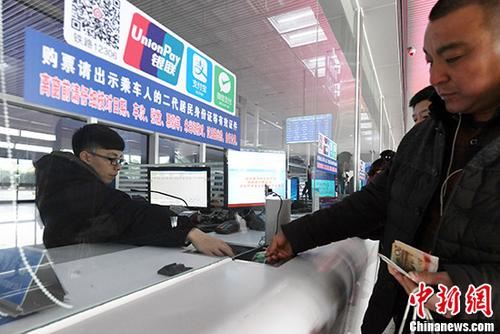 乘客在杭州东站排队买票。。 <a target='_blank' href='http://www.chinanews.com/'></p>中新社记者 王远 摄