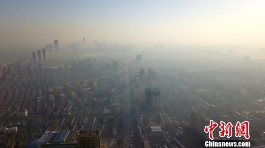 图为“霾”伏下的古城扬州。　孟德龙 摄