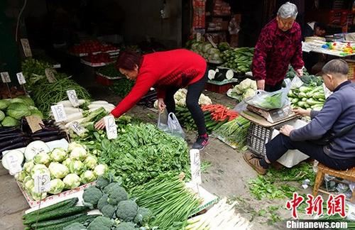 1月10日，中国国家统计局公布的数据显示，2017年12月份中国CPI同比上涨1.8%。从全年数据来看，2017年全年CPI比上年上涨1.6%。图为成都某市场内蔬菜标注的价格，一些民众正在挑选。(资料图) <a target='_blank' href='http://www.chinanews.com/'></p>中新社记者 刘忠俊 摄