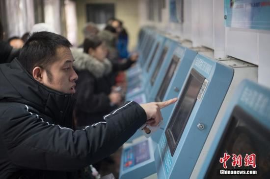 1月4日，山西太原火车站，使用网络购票的旅客在自动取票机上领取火车票。<a target='_blank' href='http://www.chinanews.com/'></p>中新社</a>记者 韦亮 摄