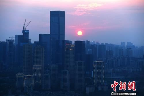 8月2日，中国指数研究院发布的数据显示，7月受监测的29个主要城市商品住宅成交面积环比下降8.69%，近六成城市成交环比下滑；29城楼市成交同比下降约26%。资料图为重庆高楼。<a target='_blank' href='http://www.chinanews.com/'></p>中新社记者 陈超 摄