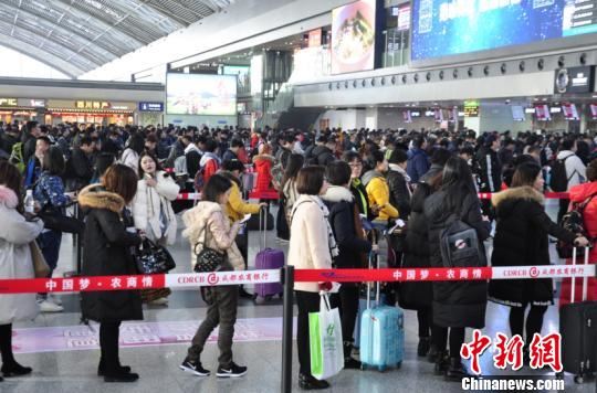 图为机场大厅旅客排队过安检。　吕俊明 摄