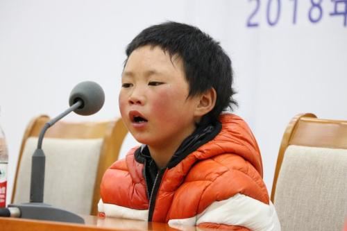 21日，“冰花男孩”王福满在北京接受媒体采访。 图片来源：中国长安网