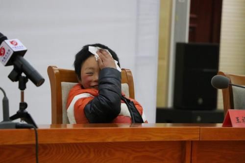 21日，“冰花男孩”王福满在北京接受采访。 图片来源：中国长安网