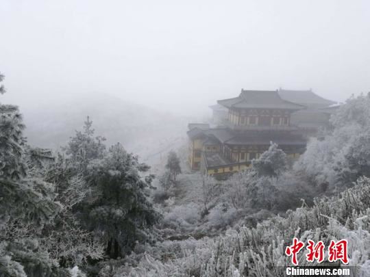 贵州贵定阳宝山雪景。黄庆松摄