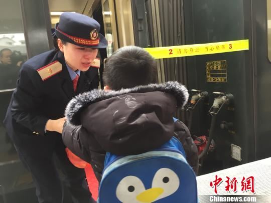 刘钟与儿子在站台短暂相聚 方月妮 摄