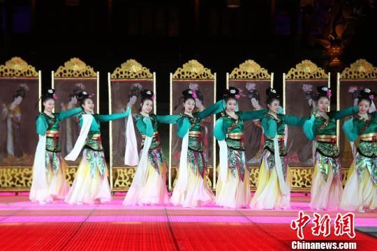 图为华清宫上演了仿唐乐舞表演。　张远　摄