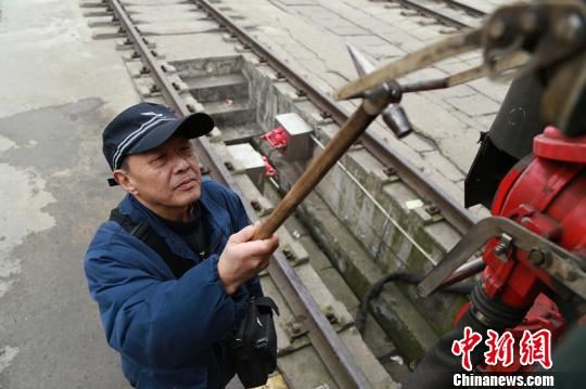 梁建军在列车尾部检查线座作用状态 。　钟欣 摄