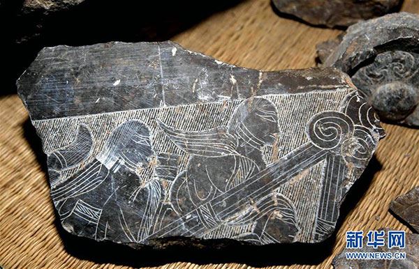 这是在河南安阳曹操高陵考古发掘出土的人物画像石残块（2009年12月30日摄）。新华社记者朱祥 摄