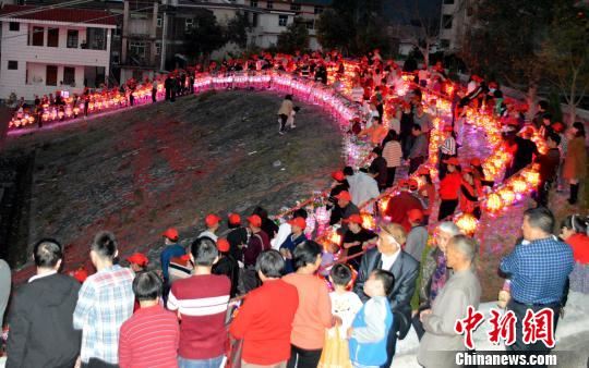 元宵迎花灯是下洋镇一年中最重大的民俗活动。　李文星 摄