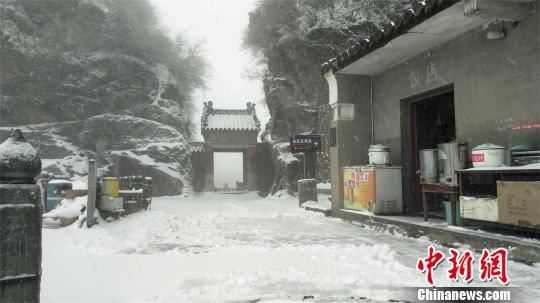 武当山景区地面白雪堆积 刘洋 摄