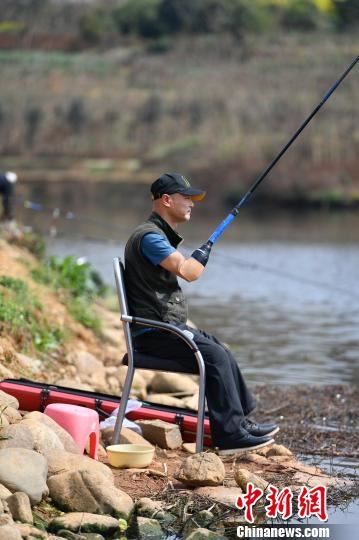 刘帮华坐在椅子上钓鱼，平时还会和其他钓友一起前往百公里外的湖里垂钓。　张浪 摄