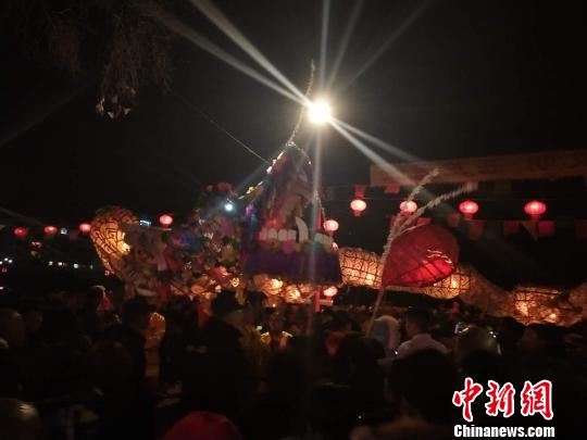图为当地民众参与龙灯节民俗活动。　乌娅娜 摄