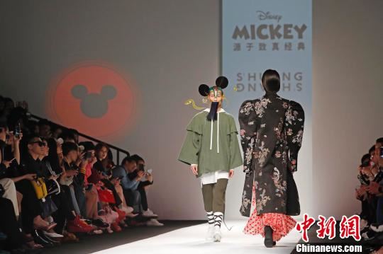 迪士尼携手中国新锐时尚设计师亮相上海时装周