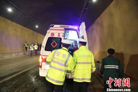 忻州北高速公路信息监控中心接到警情后，分别向辖区高速交警、119消防、120急救、路政部门通报事故现场情况。高速交警五支队三大队接到报警后，立即按照流程上报支队指挥中心，启动隧道危化品应急处置预案，指令全体民警带齐防护装备赶赴现场处置。　李逸飞 摄