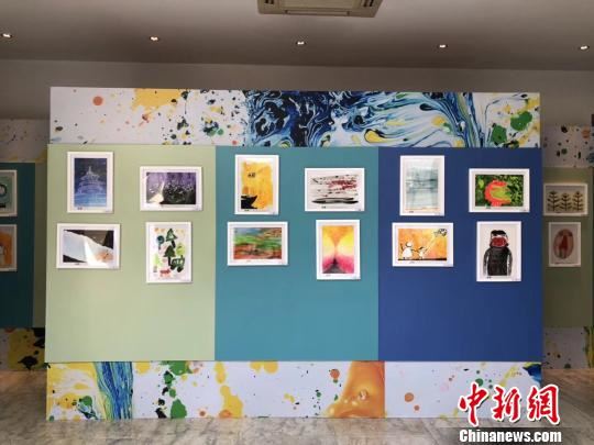 图为：《以爱之名，点亮“星林”——关爱自闭症儿童公益画展》现场 杭州西湖风景名胜区管委会 摄