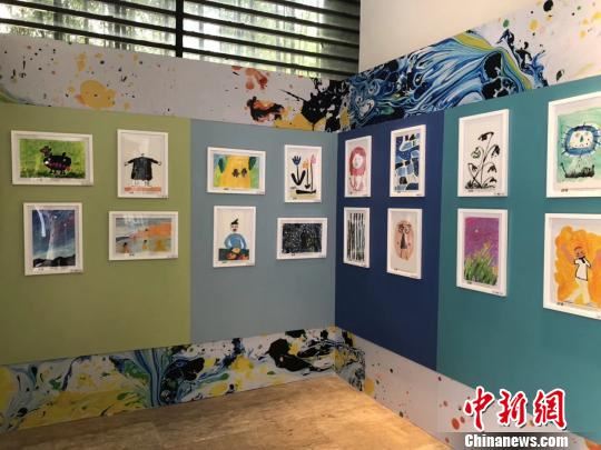 图为：《以爱之名，点亮“星林”——关爱自闭症儿童公益画展》现场 杭州西湖风景名胜区管委会 摄