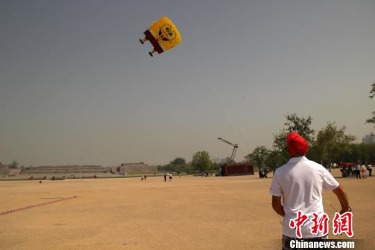 图为国外选手放飞“海绵宝宝”风筝。　张一辰 摄