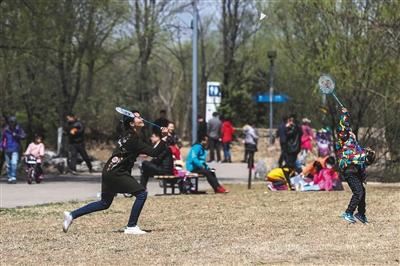 昨日，奥森公园，市民在休闲娱乐。当天，北京盼来风和日丽的好天气。新京报记者 浦峰 摄