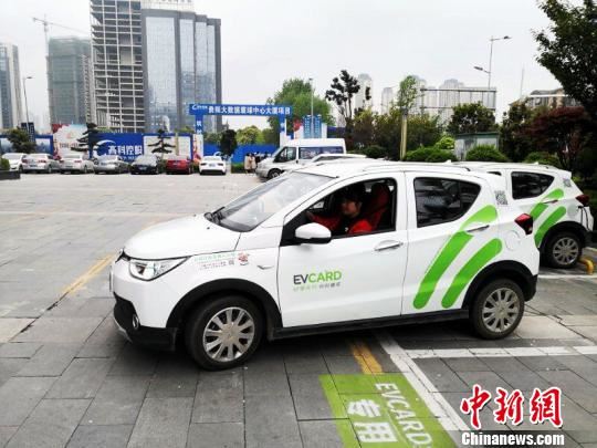 “共享汽车”让贵阳市民出行有“新体验”。　杨云 摄