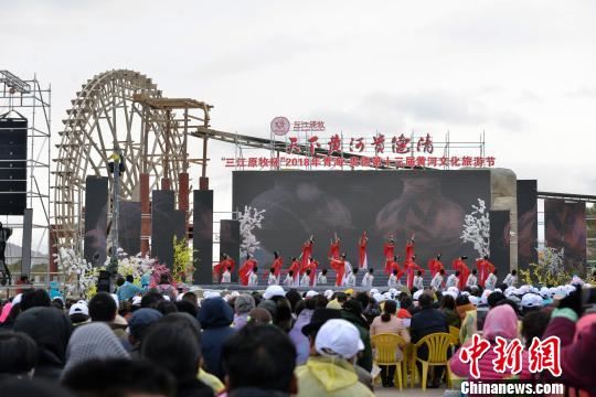 4月13日，青海贵德黄河文化旅游节在黄河岸边启幕。图为开幕式现场。　胡贵龙 摄