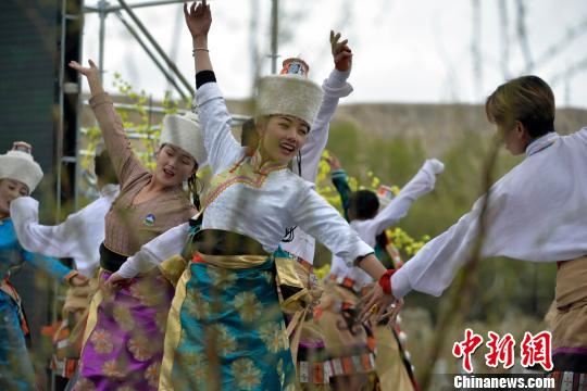 4月13日，青海贵德黄河文化旅游节在黄河岸边启幕。图为开幕式现场当地藏族民众演绎尚尤则柔。　胡贵龙 摄
