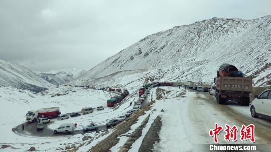 暴雪致川藏线数百辆车受阻武警某部紧急出动6小时抢通