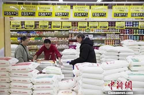 1月10日，山西太原，民众正在超市购买面粉。当日，中国国家统计局公布的数据显示，2017年12月份，中国CPI同比上涨1.8%，涨幅较上月扩大0.1个百分点。去年全年，中国CPI同比涨幅有11个月低于2%。尽管去年年末中国居民消费价格（CPI）同比涨幅略有扩大，但2017年全年物价维持1.6%的涨幅，走势温和。<a target='_blank' href='http://www.chinanews.com/'></p>中新社记者 张云 摄