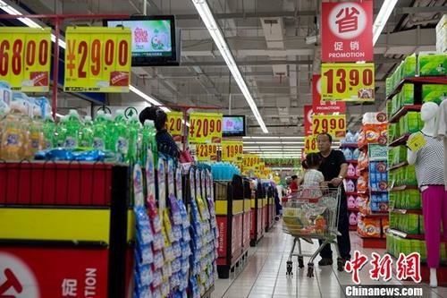 资料图：民众正在购买生活用品。<a target='_blank' href='http://www.chinanews.com/'></p>中新社记者 张云 摄