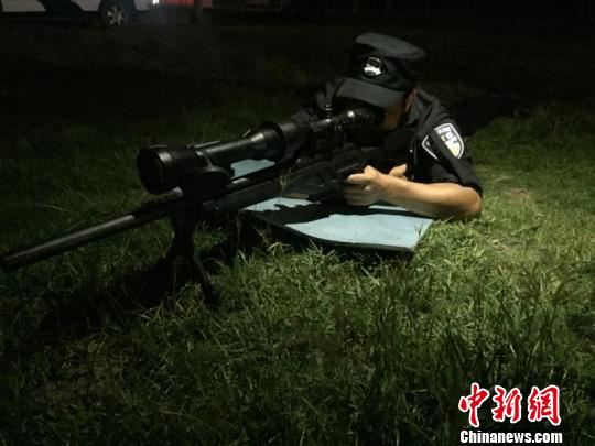 “不是队友便是枪”是大多数狙击手工作生活的真实写照 金荣城 摄