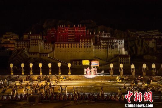 图为以布达拉宫为造型背景的《文成公主》演出现场。　何蓬磊 摄