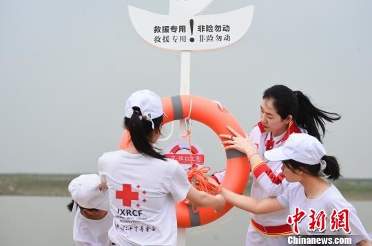 奥运冠军金紫薇鄱阳湖畔乡村宣传青少年防溺水项目