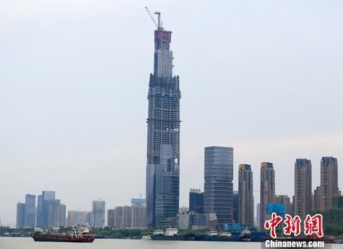 资料图：正在建设中的武汉绿地中心。<a target='_blank' href='http://www.chinanews.com/'></p>中新社记者 张畅 摄