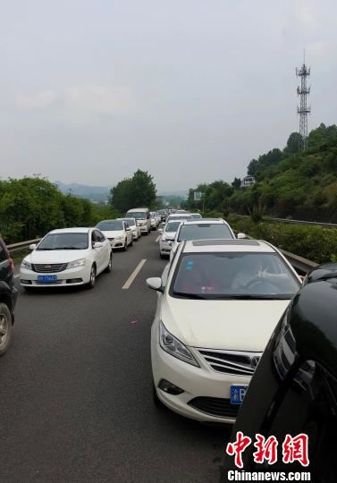 图为去往重庆主城方向的车辆被堵在高速公路上。　周毅　摄