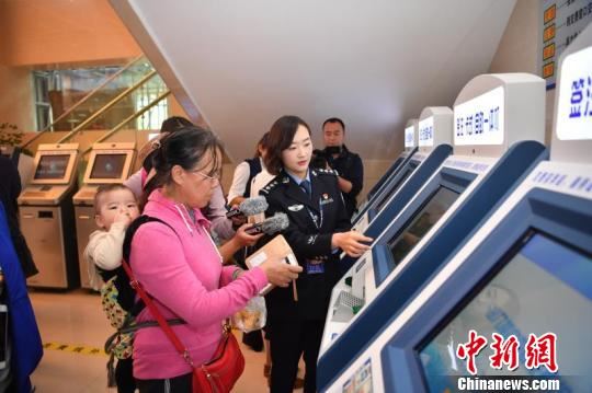 图为昆明市民在办理护照等出入境证件。　刘冉阳 摄