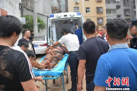 男子被救出送上救护车 吴博昊 摄