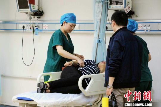图为张楠正在照料刚刚做完手术的病人。　赵晓 摄