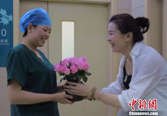 临近护士节，一位病人家属为张楠送上一束鲜花，并祝她“节日快乐”。　赵晓 摄