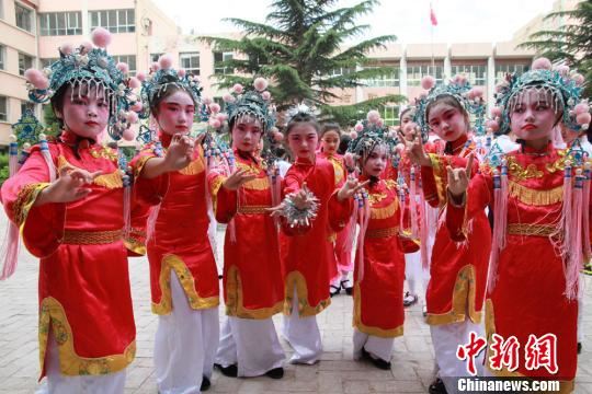 图为兰州一小学同学进行节日表演。(资料图) 刘玉桃 摄