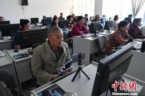 资料图：老年人在老年大学内学习电脑操作。 <a target='_blank' href='http://www.chinanews.com/'></p>中新社记者 任东 摄