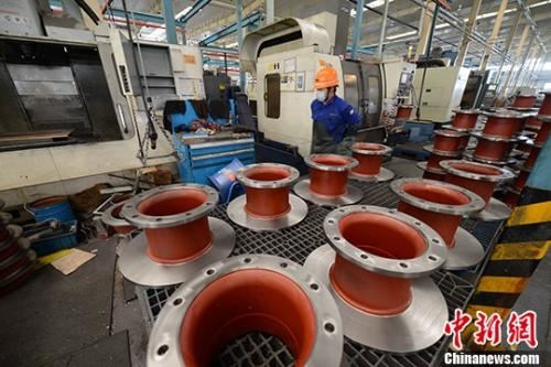 资料图：机械加工厂工人正在生产。 <a target='_blank' href='http://www.chinanews.com/'></p>中新社记者 王东明 摄