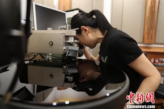 中国唯一一台黑胶母盘刻录机。　张亨伟 摄