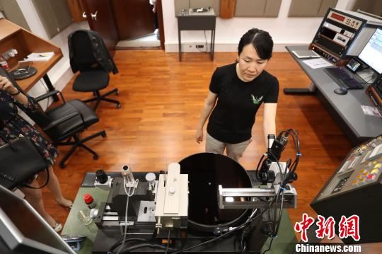 中国唯一一台黑胶母盘刻录机。　张亨伟 摄