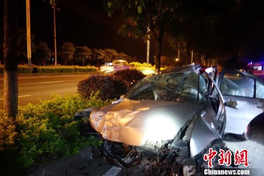 桂林一小车失控撞上路边花圃车头严重撞毁司机死亡