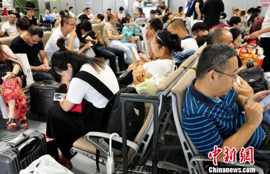 成都机场遇雷暴延误航班已增至166个