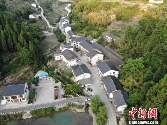 白马新村新建农房整齐排列，昔日的泥泞小道如今变成平坦的水泥路面，贯穿着每家每户。　张浪 摄