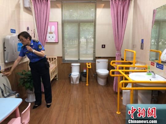 这里的第三方厕所环境温馨，专为母婴、行动不便人士提供便利。　朱晓颖 摄