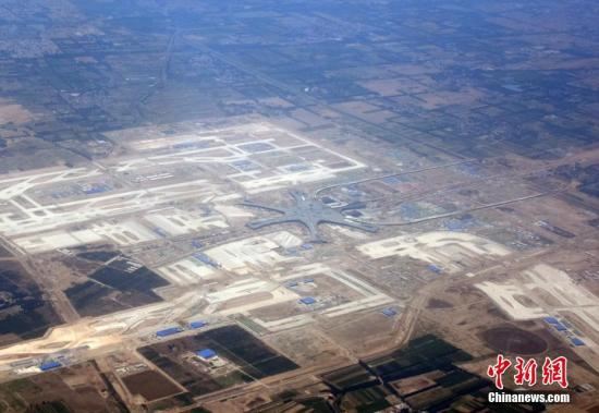 5月4日，上海飞往北京的航班飞经正在建设中的北京新机场上空，透过舷窗俯瞰，北京新机场已初具规模。<a target='_blank' href='http://www.chinanews.com/'></p>中新社记者 孙自法 摄