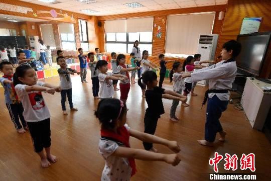 图为陈燕亭在福州中山小学授课，指导学生正确动作。　吕明 摄