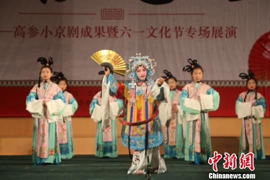 京剧进校园 北京小学生演绎经典唱段 杨京 摄